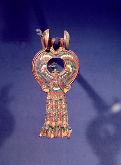 Prawy kolczyk z pary kolczyków z niebieskim ptaszkiem, z grobowca Tutanchamona, Dolina Królów, Teby, ok. 1347-37 pne (złoto i stopione szkło) (patrz także 344028) autorstwa Egyptian 18th Dynasty