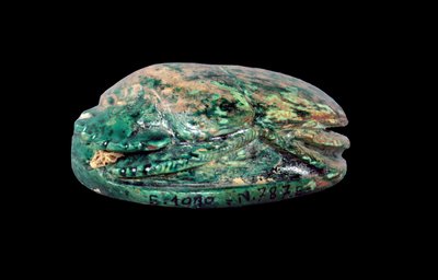 Widok z boku skarabeusza małżeńskiego Amenhotepa III (ok. 1417-1379 pne) i królowej Tiye, Nowe Królestwo, ok. 1391-1353 pne autorstwa Egyptian 18th Dynasty