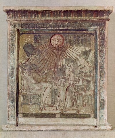 Stela przedstawiająca Atona dającego życie i dobrobyt Amenophisowi IV (Echenatonowi) (ok. 1352-1336 pne), jego żonie Nefertiti i trzem ich córkom, z Tell el-Amarna, Nowe Królestwo, ok. 1353-1337 pne (lim autorstwa Egyptian 18th Dynasty