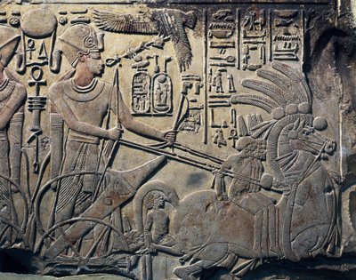 Stela Amenhotepa III przedstawiająca faraona powożącego rydwanem. 1391 -1353 p.n.e. Rzeźba w kamieniu. Kair, Muzeum Egipskie, Kair. Z Qina, Dayr al-Bahri. Tebach. autorstwa Egyptian 18th Dynasty