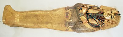 Najgłębsza trumna króla, z grobowca Tutanchamona (ok. 1370-1352 pne) Nowe Państwo (złoto inkrustowane kamieniami półszlachetnymi) (szczegóły patrz 343642) autorstwa Egyptian 18th Dynasty