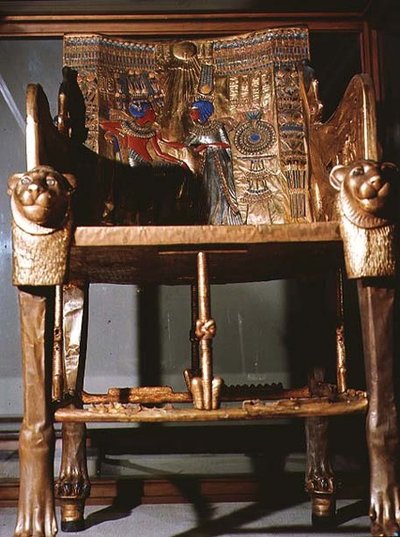 Tron Tutenchamona, przedstawiający siedzącego króla i królową ofiarującą mu wazę, z grobowca Tutenchamona w Dolinie Królów w Tebach, ok. 1361-52 p.n.e. (złocone drewno) autorstwa Egyptian 18th Dynasty