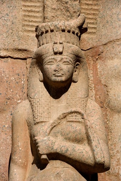 Sztuka starożytnego Egiptu (światowe dziedzictwo UNESCO): Stopa kolosalnego posągu Ramzesa II (1298-1234 pne) z jego córką i żoną Bentantą (lub Bent Anath lub Bent Anath). Egipt Karnak, wschodni brzeg Nilu autorstwa Egyptian 19th Dynasty