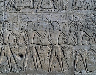 Postacie symbolizujące okręgi górnicze przynoszące daninę bogu, relief, Dziedziniec Ramzesa II, Świątynia Amona (Lista światowego dziedzictwa Unesco) autorstwa Egyptian 19th Dynasty