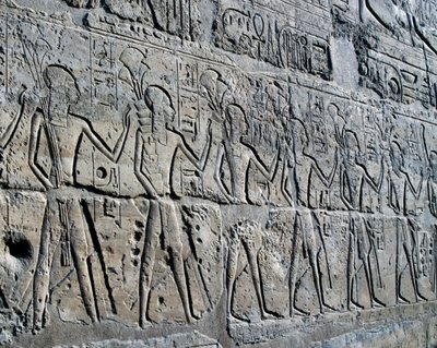 Postacie symbolizujące okręgi górnicze przynoszące daninę bogu, relief, Dziedziniec Ramzesa II, Świątynia Amona (Lista światowego dziedzictwa Unesco) autorstwa Egyptian 19th Dynasty
