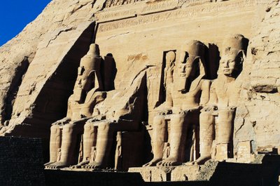 Kolosalne posągi ze świątyni Ramzesa II, Abu Simbel, Egipt, Nowe Królestwo, dynastia XIX autorstwa Egyptian 19th Dynasty