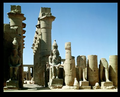 Kolos Ramzesa II (ok. 1279-1213 pne) i Pylon Amenophisa III (1403-1365 pne), na dworze perystylowym autorstwa Egyptian 19th Dynasty
