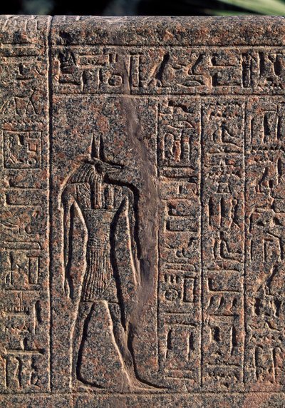 Przedstawienie Anubisa, szczegół inskrypcji i płaskorzeźba Anubisa i innego boga, sarkofag Amenhotepa, Memfis (Lista światowego dziedzictwa Unesco) autorstwa Egyptian 19th Dynasty