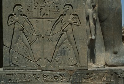 Fragment płaskorzeźby przedstawiającej dwóch mężczyzn (piaskowiec) autorstwa Egyptian 19th Dynasty