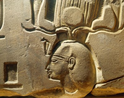 Egipt, Luksor, starożytne Teby, dolina Assasif, fragment reliefu przedstawiającego Ramzesa II i kartusze autorstwa Egyptian 19th Dynasty