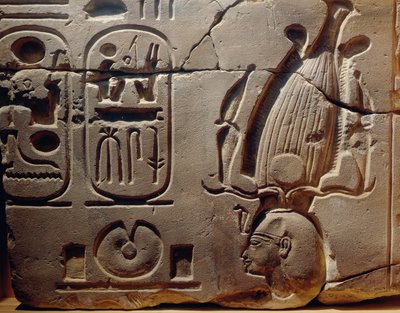 Egipt, Luksor, starożytne Teby, dolina Assasif, fragment reliefu przedstawiającego Ramzesa II i kartusze autorstwa Egyptian 19th Dynasty