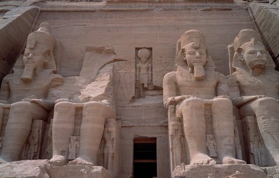 Starożytność egipska: Kolos ze świątyni Ramzesa II. 1271-1256 pne. Abu Simbel (Abu Simbel), Asuan, Egipt autorstwa Egyptian 19th Dynasty