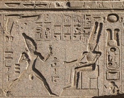 Starożytność egipska: detal architrawu zdobi wyobrażenie faraona Ramzesa II ku czci boga Amona i hieroglify, świątynia faraona Ramzesa II (1292-1186 pne) w Luksorze. Wschodni Brzeg (Teby), Egipt autorstwa Egyptian 19th Dynasty
