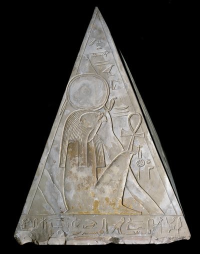 Starożytność egipska: czubek piramidy kaplicy Ramose decoree przedstawiający bóstwo zachodzącego słońca Re-Atum (Re Atum lub Ra-Atum lub Ra Atum lub Re Toum). XIX dynastia ((1295-1190 pne) Deir el Medineh Wymiary wys. 70 cm Turyn Muzeum Egipskie autorstwa Egyptian 19th Dynasty