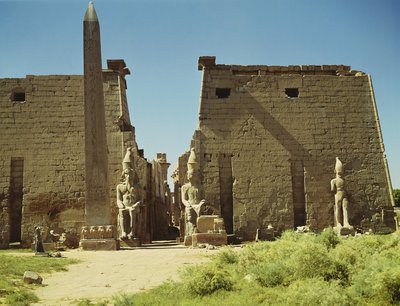 Fasada i Pierwszy Pylon z dwoma siedzącymi posągami Ramzesa II i pozostałym obeliskiem autorstwa Egyptian 19th Dynasty