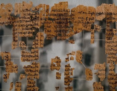Fragmenty Papirusu Turyńskiego, znanego również jako Papirus Królewski lub Papirus Kanonu Królewskiego, o wymiarach około 41 x 170 cm, pochodzącego prawdopodobnie z czasów panowania Ramzesa II z Teb, cywilizacja egipska, Nowe Królestwo, dynastia XIX autorstwa Egyptian 19th Dynasty