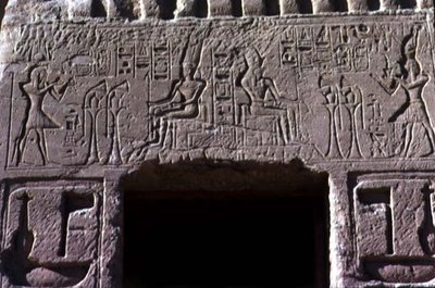 Nadproże nad wejściem do świątyni królowej Nefertari, Nowe Państwo, ok. 11250 pne (zdjęcie) autorstwa Egyptian 19th Dynasty
