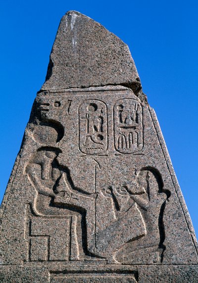 Obelisk z płaskorzeźbami i inskrypcjami Ramzesa II, Wielka Świątynia Amona, Tanis, Egipt, cywilizacja egipska, Nowe Państwo, dynastia XIX autorstwa Egyptian 19th Dynasty