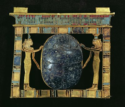 Pektorał wezyra, Paser, ze skarabeuszem otoczonym przez boginie Izydę i Neftydę, z Serapeum w Memfis, Nowe Królestwo (złoto, lapis lazuli i pasta szklana) autorstwa Egyptian 19th Dynasty