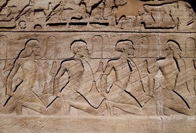 Więźniowie ilustrujący zwycięstwa faraona Ramzesa II, Płaskorzeźba przy wejściu do wielkiej świątyni Ramzesa II, Egipt, Abu Simbel autorstwa Egyptian 19th Dynasty
