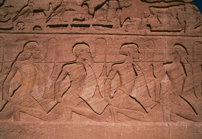 Więźniowie Północy, płaskorzeźba u podstawy gigantów Wielkiej Świątyni Ramzesa II, Abu Simbel (lista światowego dziedzictwa UNESCO) autorstwa Egyptian 19th Dynasty