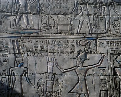 Królowa Hatszepsut przed bogiem Amonem, detal ze sceny składania ofiar bogom, relief, wewnętrzne ściany Wielkiej Sali Hipostylowej, kompleks świątynny w Karnaku (Lista światowego dziedzictwa UNESCO) autorstwa Egyptian 19th Dynasty