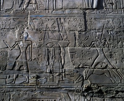 Królowa Hatszepsut przed bogiem Amonem, detal ze sceny składania ofiar bogom, relief, wewnętrzne ściany Wielkiej Sali Hipostylowej, kompleks świątynny w Karnaku (Lista światowego dziedzictwa UNESCO) autorstwa Egyptian 19th Dynasty