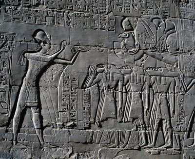 Ramzes II składający ofiary przed świętą łodzią, relief, wewnętrzne ściany Wielkiej Sali Hipostylowej, kompleks świątynny w Karnaku (Lista światowego dziedzictwa UNESCO) autorstwa Egyptian 19th Dynasty