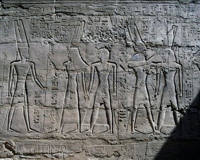 Sceny ofiar bogom, płaskorzeźba, wewnętrzne ściany Wielkiej Sali Hypostylowej, kompleks świątynny w Karnaku (Lista Światowego Dziedzictwa UNESCO) autorstwa Egyptian 19th Dynasty