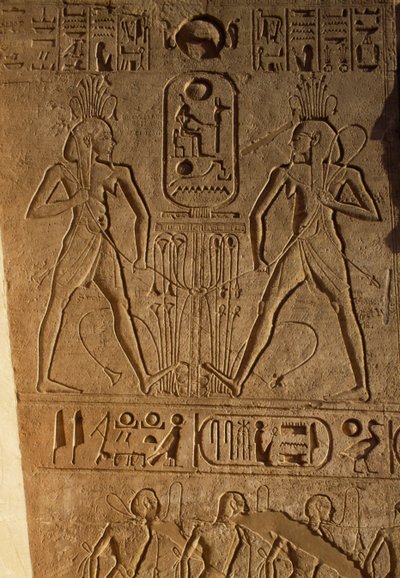 Unia Górnego i Dolnego Egiptu oraz kartusz faraona, płaskorzeźba na podstawie tronów, Świątynia Ramzesa II, Abu Simbel, Egipt, Nowe Państwo, XIX dynastia autorstwa Egyptian 19th Dynasty