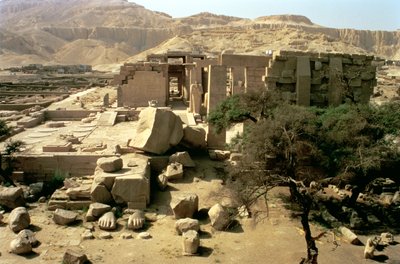 Widok ze szczytu pierwszego pylonu przedstawiający upadłego kolosa Ramzesa II (1279-1213 pne) na Pierwszym Dziedzińcu Nowego Królestwa autorstwa Egyptian 19th Dynasty