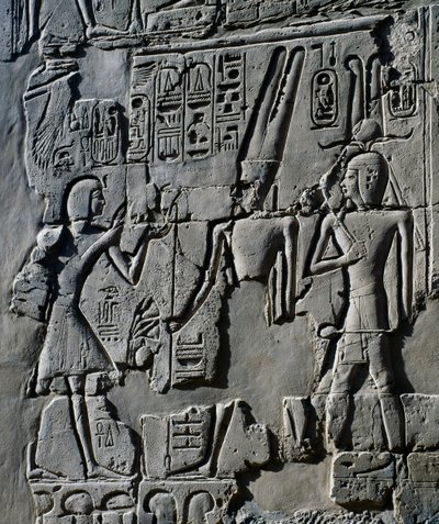 Młody Ramzes II przed bogiem Amonem, detal ze sceny składania ofiar bogom, relief, wewnętrzne ściany Wielkiej Sali Hypostylowej, kompleks świątynny w Karnaku (Lista światowego dziedzictwa UNESCO) autorstwa Egyptian 19th Dynasty