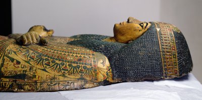 Fragment zewnętrznej pokrywy trumny mumii Nesyamona, prawdopodobnie znalezionej w Deir El-Bahri, Nowe Królestwo, ok. 1100 pne (malowane drewno) autorstwa Egyptian 20th Dynasty