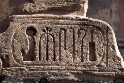 Starożytność egipska: nabój faraona Ramzesa III. Świątynia Pogrzebowa Ramzesa III (1187-1156 pne). Luksor, Egipt autorstwa Egyptian 20th Dynasty