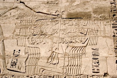 Egipski antyk: detal reliefów pierwszego pylonu przedstawiający pojmanie wojowników należących do ludów morza, wrogów Ramzesa III. Świątynia pogrzebowa Ramzesa III (1187-1156 p.n.e.). Luksor, Medinet Habou, Egipt autorstwa Egyptian 20th Dynasty