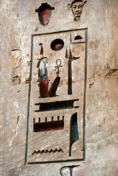 Starożytność egipska: pierwszy dwór, detal przedstawiający nabój. Świątynia pogrzebowa Ramzesa III (1187-1156 pne). Luksor, Medinet Habou, Egipt autorstwa Egyptian 20th Dynasty