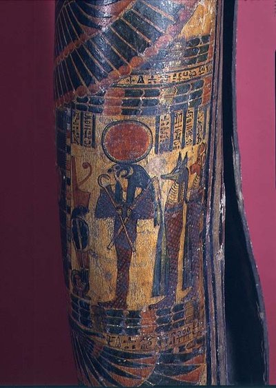 Fragment sarkofagu przedstawiający Re-Harakhty z dyskiem słonecznym, trzymający berła kijów i cepów, stojących za nimi dwóch synów Horusa, trzeci okres pośredni, 850-730 p.n.e. (zaprawa polichromowana) (detal 83357) autorstwa Egyptian 22nd Dynasty