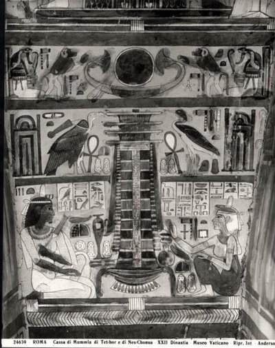 Dwie postacie zmarłych namalowane na boku beczki mumii Tet-Hova i Nes-Chonsu (sarkofag) (zdjęcie czarno-białe) autorstwa Egyptian 22nd Dynasty