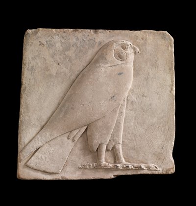Tablica przedstawiająca sokoła, prawdopodobnie boga Horusa, okres 26 dynastii lub saite, 664-525 pne lub później wapień autorstwa Egyptian 26th Dynasty