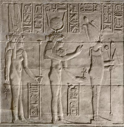 Płaskorzeźby w wewnętrznym sanktuarium, świątynia Philae, Asuan, Egipt autorstwa Egyptian 30th Dynasty