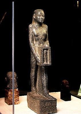 Wezyr Psamerikseneb ofiarowujący świątynię bykowi Mnevis, okres późny, ok. 358-341 pne (granit) autorstwa Egyptian 30th Dynasty