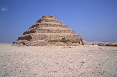 Starożytność Egiptu: Widok piramidy Sakkarah. Budowa Imhotepa dla króla Djesera (około 2700 pne) (3rd dynastia) Sakkara, Egipt autorstwa Egyptian 3rd Dynasty