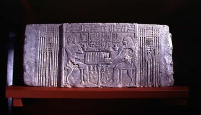 Gzyms fałszywych drzwi z grobowca mastaba przedstawiający właściciela grobowca Shery, wysokiego urzędnika IV dynastii i jego żonę Chentetka, Sakkara, Stare Państwo (wapień) autorstwa Egyptian 4th Dynasty