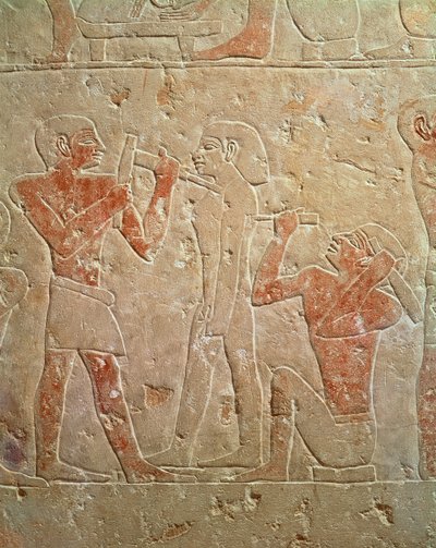 Relief przedstawiający dwóch rzeźbiarzy rzeźbiących posąg, z mastaby Kaemrehu, Sakkara, Stare Państwo, ok. 2325 pne (malowany wapień) autorstwa Egyptian 6th Dynasty