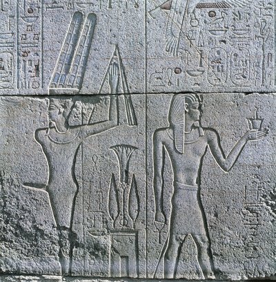 Egipt, Starożytne Teby, Luksor, Karnak, płaskorzeźba boga Mina i Filipa III Arrhidaeusa w Wielkiej Świątyni Amona autorstwa Egyptian Egyptian