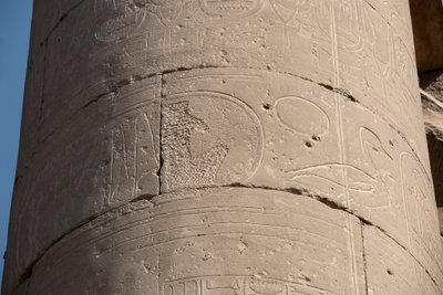 Starożytność egipska: fragment kolumny z nabojem wymazanym z powodu „damnatio memoriae”, wymazywanie nabojów niektórych faraonów uznawanych przez ich następców za heretyków, Świątynia Luksorska. Wschodni Brzeg (Teby), Egipt autorstwa Egyptian Egyptian