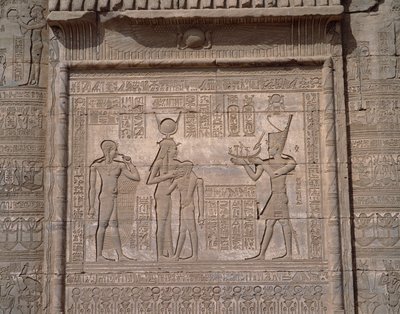 Starożytność egipska: widok na niskie reliefy świątyni bogini Hathor w Denderah autorstwa Egyptian Egyptian