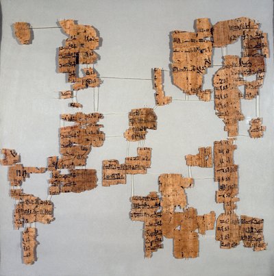 Egipskie antyki: fragmenty papirusu znanego jako Królewski Kanon lub „Papyrus królewski” zawierające listę faraonów od I do XVII dynastii. Turyn, muzeum egipskie autorstwa Egyptian Egyptian