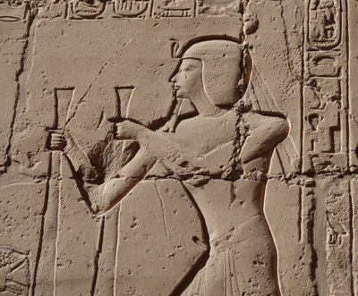 Faraon noszący kobrę, świątynia w Luksorze (relief) autorstwa Egyptian Egyptian