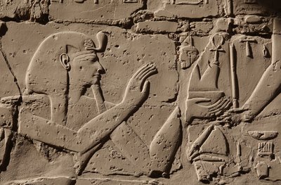Faraon z nakryciem głowy kobry, Karnac (relief) autorstwa Egyptian Egyptian